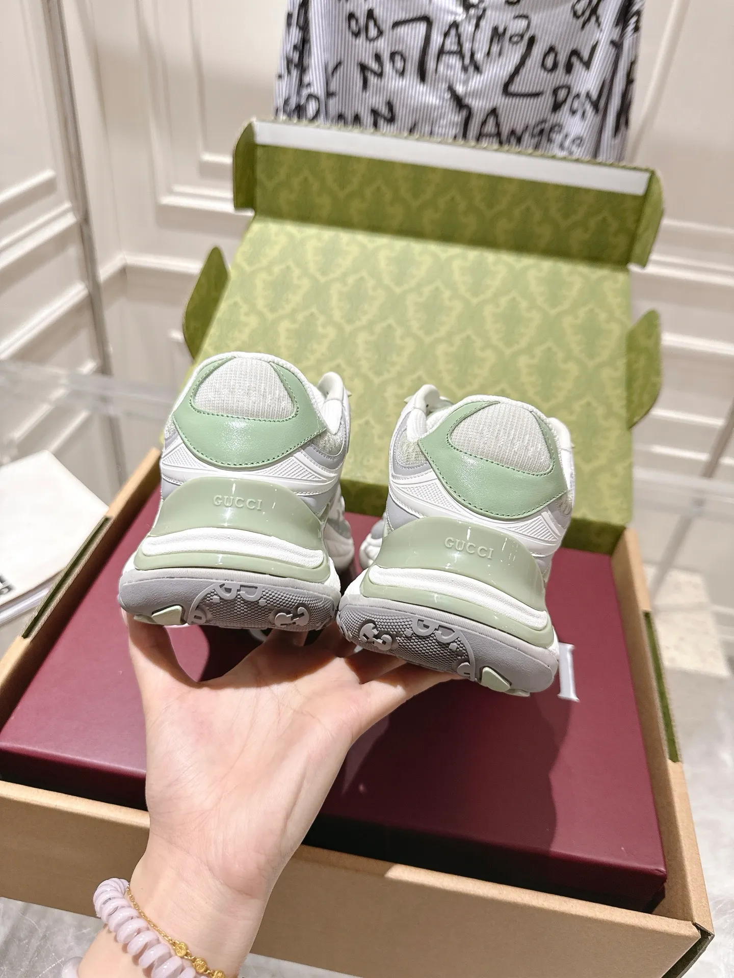 👟👟Ex-factory price 980👟👟Upgraded version with airplane case Gucci Gucci 25ss hot new style couple style retro sports shoes dad shoes This Gucci 2.0 reinterprets the brand's iconic striped webbing elements. This new interpretation of iconic details uses EVA thick soles with a smart silhouette, bringing a stable and comfortable wearing experience. Delivered in exquisite packaging. Fabric: Made of original imported cowhide/technical fabric. Inner foot pad: Breathable mesh. Heel height: 4cm. Sole: Original customized ultra-light foam rubber outsole. Size: 35-45 (women's size 40, men's size 45, custom-made, non-returnable)